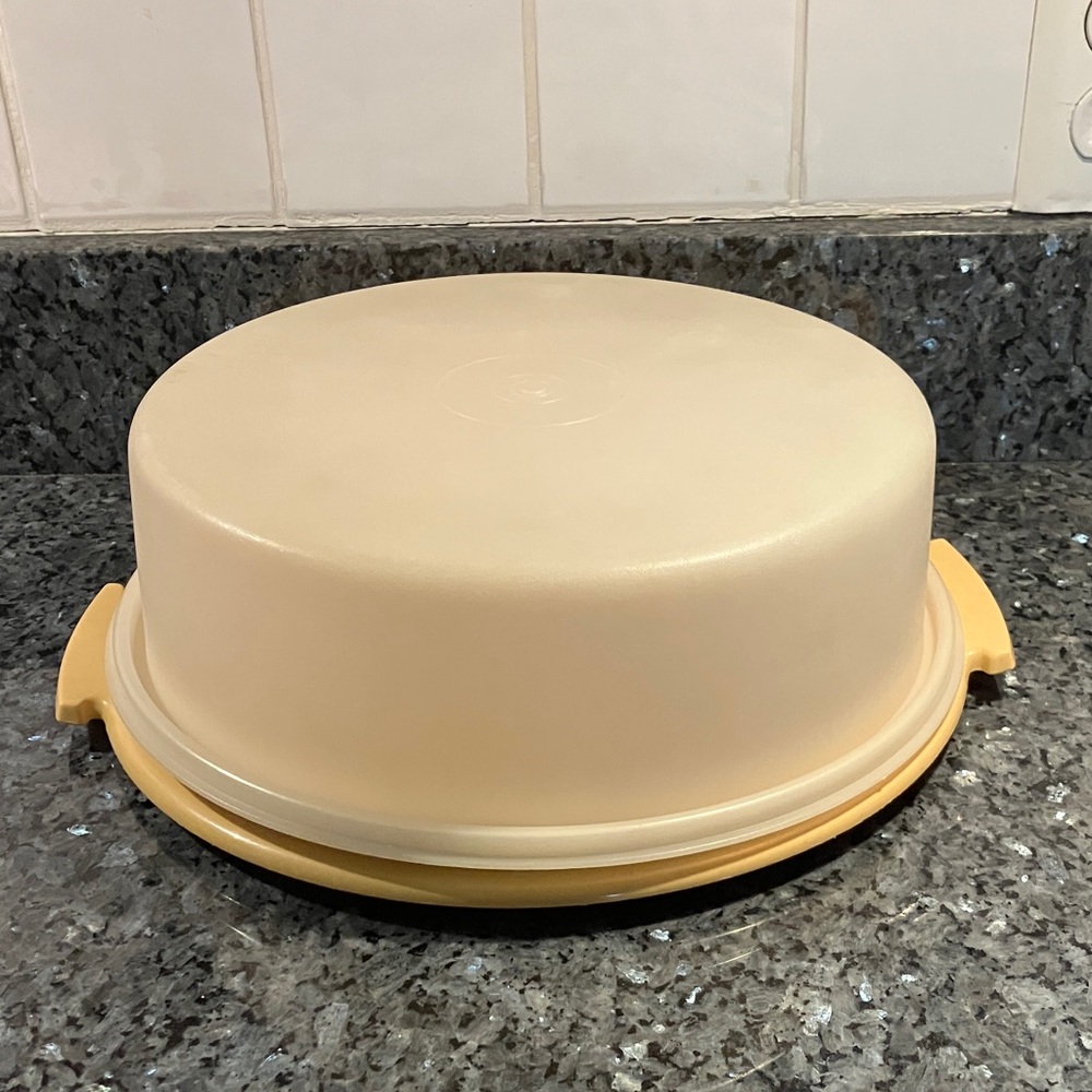 Vintage 1970’s Tupperware Cake/Pie Carrier in Harvest Gold
